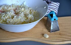 Įdėkite vieną ar dvi smulkiai sutarkuotas česnako skilteles. Galima išspausti česnaką per spaustuvą.