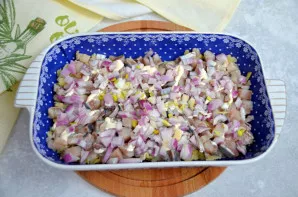 Ant silkės sudėkite smulkiai pjaustytą svogūną.