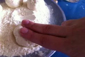 Rutuliukus apvoliokite miltuose.