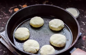 Įkaitinkite keptuvę, šiek tiek patepkite aliejumi. Sudėkite varškėtukus į keptuvę.