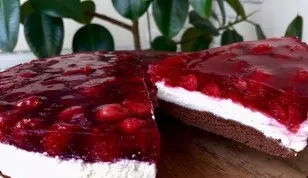 Ant varškės sudėkite vyšnias. Užpilkite vyšnių žele ant vyšnių. Įdėkite pyragą į šaldytuvą, kol sustings. Skanaus!