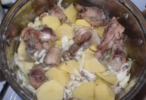 Bulves supjaustome kubeliais, užpilame vandeniu, sudedame apkepintą vištieną ir smulkintus kopūstus. Troškiname.