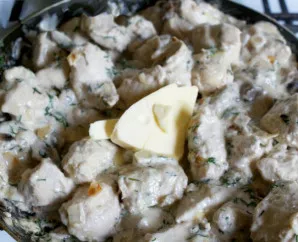 Įpilkite pašildytos grietinėlės, sudėkite smulkiai supjaustytus žalumynus. Troškinkite 4–5 minutes, periodiškai maišydami. Išjungus ugnį,...