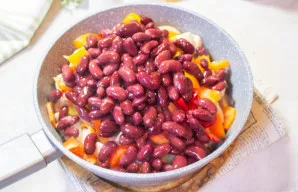 Sudėkite konservuotas pupeles, prieš tai nupylę skystį.