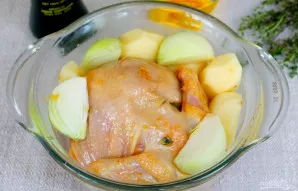 Prie viščiuko pridedame svogūną ir bulves. Kepimo formą dedame į orkaitę. Kepame 30 minučių 200 laipsnių temperatūroje. Tada sumažiname t...