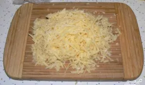 Sūrį sutarkuokite stambia tarka.