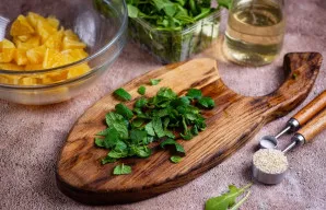 Mėtas nuplaukite šaltu vandeniu ir papurtykite. Lapelius atskirkite nuo stiebelių ir susmulkinkite.