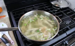 Užpilkite kojeles su svogūnais vandeniu (4-6 stiklines) ir užvirinkite. Tada sumažinkite ugnį ir virkite po dangčiu ant silpnos ugnies 25...