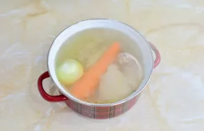 Palikite viską virti 1 valandą. Pagal skonį įberkite druskos, prieskonių ir lauro lapelį.