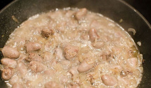 Įpilkite į keptuvę su širdelėmis karšto vandens, kad jis vos apsemtų širdeles. Uždengę dangčiu, troškinkite 30 minučių ant silpnos ugnies...