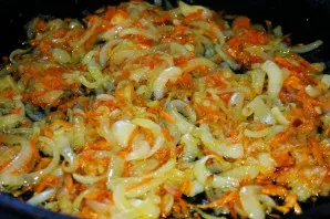 Į keptuvę įpilkite šiek tiek aliejaus ir sudėkite daržoves. Kepkite jas ant vidutinės ugnies, kol suminkštės. Tai užtruks apie 10 minučių.