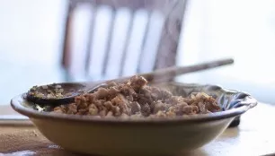 Ir tada - kiauliena, supjaustyta kubeliais. Kepkite maišydami 10 minučių. Jei reikia, įpilkite vandens. Pabaigoje įberkite druskos ir pip...