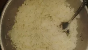 Tuo tarpu ryžius virkite 700 ml vandens, kol išvirs. Tada perplaukite šaltu vandeniu. Sumeskite į kiaurasamtį, kad nuvarvėtų vanduo.