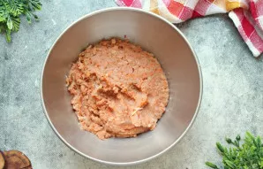 Pagardinkite druska ir pipirais, gerai išmaišykite. Dabar reikėtų išminkyti faršą, kad taptų tvirtesnis: surinkite faršą į saują, pakelki...