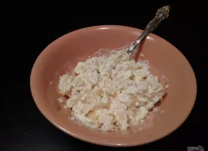 Dabar įdarą sumaišykite su majonezu.