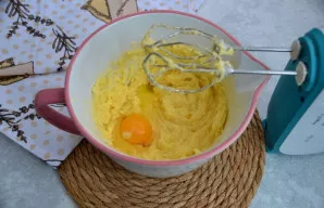 Po vieną įmaišykite kiaušinius, plakdami iki vienalytės masės.