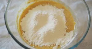 Paruoškite mišinį iš baltų miltų ir kepimo miltelių, atskirkite 30 gramų vėlesniam įdėjimui į aviečių tyrę. Likusį mišinį persijokite į t...