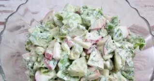 Visus ingredientus sudėkite į dubenį su aukštais kraštais. Salotas pagardinkite grietine, druska ir pipirais. Gerai išmaišykite salotas, ...