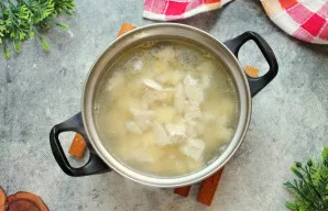 Puodą dėkite ant vidutinės ugnies ir virkite 15–20 minučių, kol daržovės suminkštės.