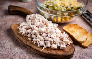 Virtą vištienos krūtinėlę supjaustykite nedideliais kubeliais.