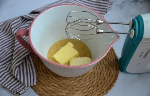 Į dubenį sudėkite cukraus ir banano mišinį bei minkštą sviestą. Plakite iki purumo.