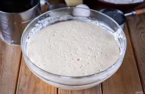 Į atskirą dubenį sudėkite suminkštėjusį sviestą, likusį tešlai skirtą cukrų ir vanilinį cukrų. Išplakite mikseriu iki vientisos, kreminės...