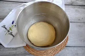 Uždenkite dubenį su tešla maistine plėvele. Palikite kambario temperatūroje 1,5–2 valandoms kilti. Kildinimo metu padarykite vieną tešlos...