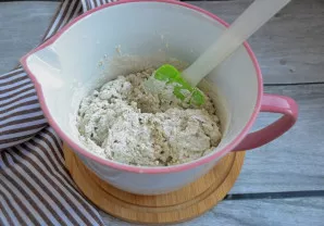 Išmaišykite, kol miltai sudrėks.