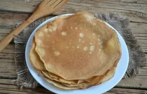 Blynai be pieno yra paruošti. Skanaus! Nepamirškite išsivirti kvapnios arbatos ir atidaryti indelį mėgstamos uogienės.