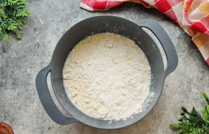 Sudėkite miltus į dubenį su pieno mišiniu ir išmaišykite iki vientisos tešlos.