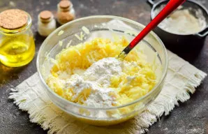 Toliau į bulves suberkite kvietinius miltus.