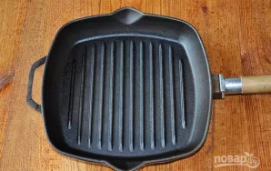 Į grilinę keptuvę įpilkite augalinio aliejaus ir dėkite ją ant ugnies. Ji turi gerai įkaisti.