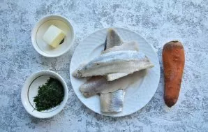 Kol kepa krepšeliai, pasiruoškite silkių kremo gaminimo ingredientus. Geriau naudoti lengvai sūdytą silkę. Iš anksto išvirkite morkas, ko...