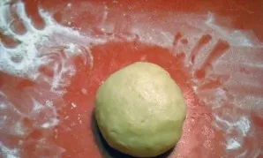 Į centrą sudėkite maltą mėsą ir suformuokite rutulį.