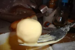 Į likusį išplaktą kiaušinį įberkite tris šaukštus miltų ir du šaukštus pieno, gerai išmaišykite visus ingredientus. Kiekvieną bulvių rutu...