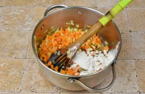 Į daržoves įberkite druskos, maltų juodųjų pipirų, raudonėlio, garstyčių miltelių, supilkite sojų ir aštrų padažus, suberkite miltus. Išm...