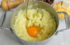 Į košę įmušame kiaušinį.