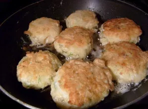 Apkepkite zrazus augaliniame aliejuje iš abiejų pusių, kol gausis traški plutelė.