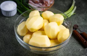 Likusias 1200 gramų bulvių nulupkite ir nuplaukite.