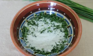 Ir dar vienas variantas – marinavimas. Sumaišykite susmulkintus žalumynus su druska ir šiek tiek paspauskite. 250 ml stiklainiui reikės d...