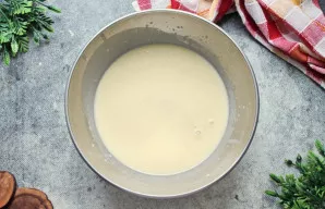 Į masę sutrupinkite mieles ir išmaišykite iki vientisos konsistencijos.