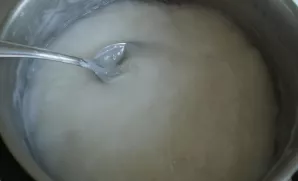 Įpilkite krakmolą į cukraus sirupą, virkite iki sutirštėjimo.