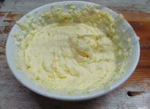 Į išplaktus trynius sudėkite minkštą sviestą ir dar kartą trumpai išplakite mažu greičiu.