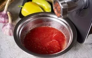 Pomidorus nulupkite ir supjaustykite kubeliais, tada sudėkite į atskirą dubenį.