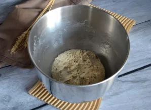 Rankomis arba mikseriu minkykite tešlą. Minkykite ne mažiau kaip 3–5 minutes. Uždenkite maistine plėvele arba rankšluosčiu ir pastatykite...