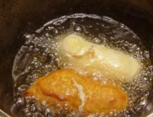 Kepkite dešreles verdančiame aliejuje iki auksinės spalvos. Kad keptų tolygiai, periodiškai apverskite dešreles.