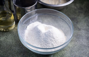 Į didelį dubenį persijokite miltus.