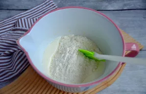 Sausus ingredientus sudėkite prie skystų ir išmaišykite silikonine mentele.