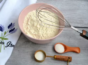 Sumaišykite miltus, kepimo miltelius ir vanilinį cukrų.