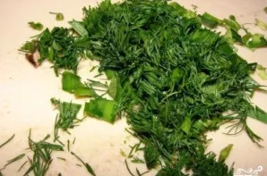 Supjaustykite žalumynus. Aš naudojau laiškinius svogūnus ir krapus, bet galima pridėti ir petražolių.